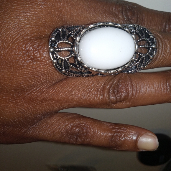 VINTAGE VAULT "DRAMA DREAM" WHITE RING - Picture 4 of 4